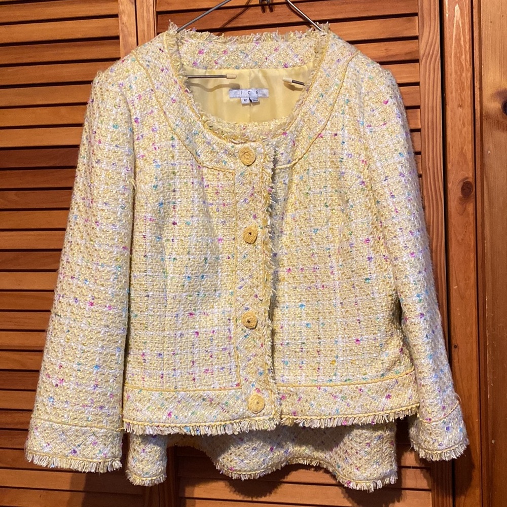 Ice  brand
Beautiful skirt suits nice design jacket long sleeves